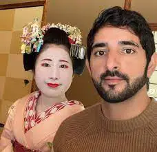 Sheikh Hamdan poses with geisha
